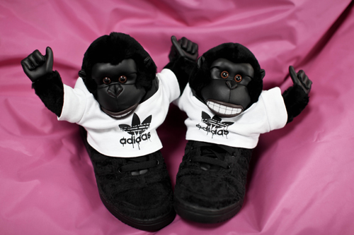Coucou les gorilles ! De chez qui? Vous savez déjà ! Voilà les 2 nouveaux petits potes de mes Teddy Bears ! Adidas Jeremy Scott