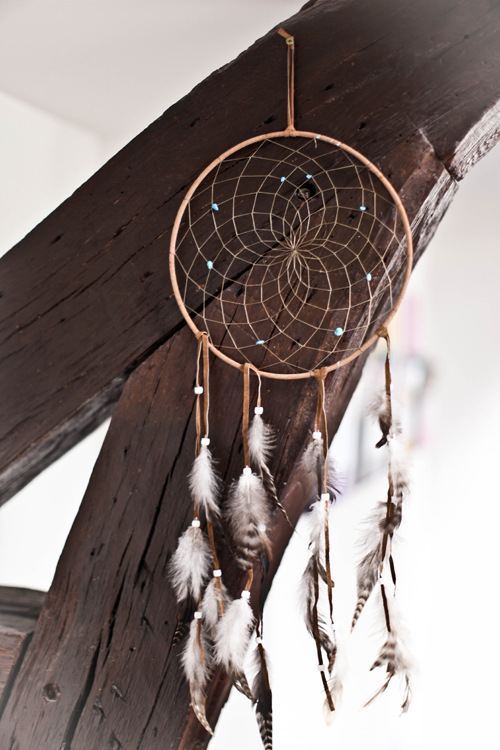 Un dreamcatcher géant. Le plus grand que je possédais n’était pas plus gros qu'une boucle d'oreille. Celui là ça sera pour la déco (Et pour attraper mes mauvais rêves aussi j’espère) dreamcatcher