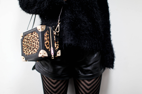 Un sac cube sur lequel j'ai vraiment craqué, la forme est trop chouette, ça change ! ( Chez Simmons) cube bag